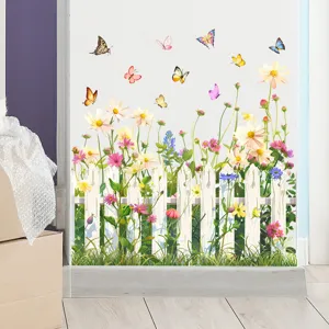 Prachtige kleurrijke tuinhek muursticker met bloemen en vlinders op een witte muur