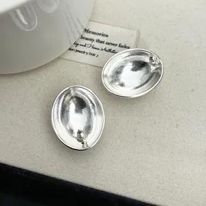 Vue détaillée de l'arrière de boucles d'oreilles ovales minimalistes en argent pour femmes