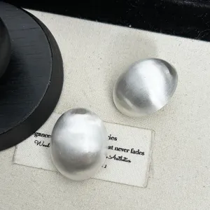 Boucles d'Oreilles Clous Ovales Brossées Rétro Simples pour Femmes Cuivre Plaqué Argent Finition Mate Boucles d'Oreilles Métal Bijoux de Mode