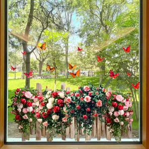 Detailansicht von Fensteraufklebern mit Rosen und Schmetterlingen auf einer Glasscheibe