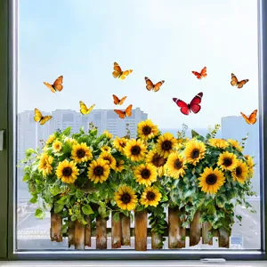 Detailansicht von Sonnenblumen- und Schmetterlings-Fensteraufklebern am Glasfenster