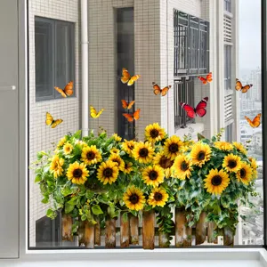 Detail von dekorativen Sonnenblumen- und Schmetterlings-Fensteraufklebern auf Glas
