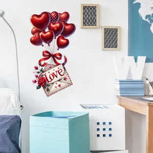Dettaglio di un adesivo murale di San Valentino con palloncini a cuore in camera.