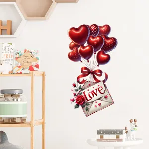 Adesivo murale romantico con palloncino a cuore rosso e lettera d'amore in una stanza.