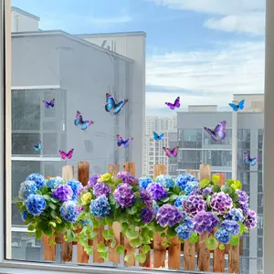 Lebendige Hortensien-Zaun- und Schmetterling-Fensterbilder für Glasfenster in der Detailansicht