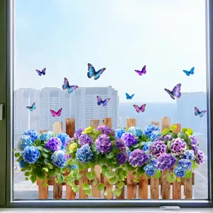 Detailansicht farbenfroher Hortensien- und Schmetterlings-Fensteraufkleber auf Glas.