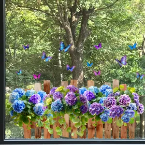 Detailansicht der farbenfrohen Hortensienzaun- und Schmetterlings-Fensteraufkleber