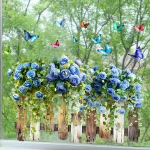 Statischer Fensteraufkleber mit blauen Rosen, bunten Schmetterlingen und Holzzaun