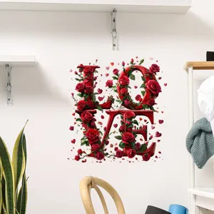 Dettaglio dell'adesivo murale "LOVE" con rose di San Valentino su una parete bianca.