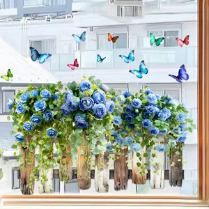 Detailansicht der dekorativen statisch haftenden Aufkleber mit blauen Rosen am Fenster