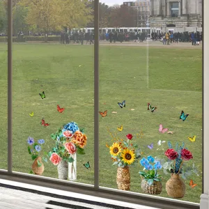 Detalle de calcomanías estáticas para ventanas con mariposas y jarrones con flores en vidrio