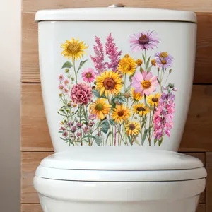 Kleurrijke sticker met zonnebloemen en wilde bloemen op een wit toiletreservoir.