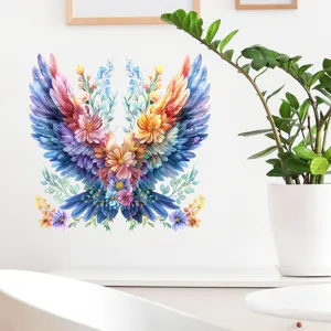 Adesivo da parete colorato con ali di fiori in un soggiorno bianco moderno e luminoso.