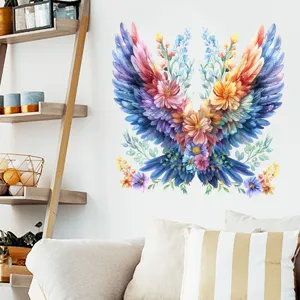 Adesivo murale con ali di piume e fiori colorati in un soggiorno moderno.