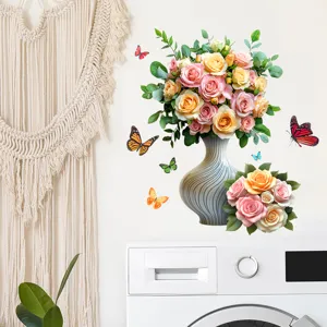 Detail van bloemenvaas en vlinder muursticker aangebracht op een muur in de wasruimte