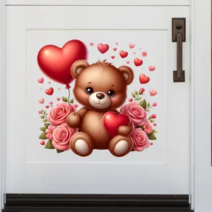Detailweergave van een schattige Valentijnsdag beer muursticker op een wit deurpaneel
