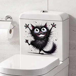 Lustiger, flauschiger schwarzer Katzen-Aufkleber auf einem weißen Toilettenspülkasten.