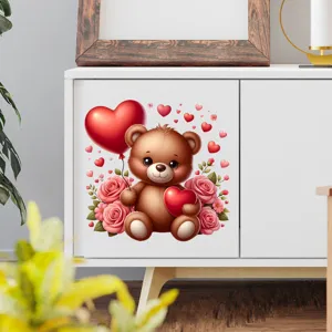Detail van schattige teddybeer muursticker met harten en rozen op een witte kast.