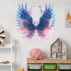 Dettaglio di un adesivo murale ali d'angelo colorate in una cameretta accogliente.