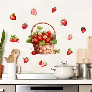 Decoratieve aardbeienmand muurstickers aangebracht in een moderne keukenomgeving
