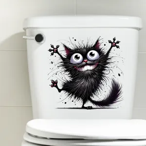 Nahaufnahme eines lustigen schwarzen Katzenaufklebers auf einem Toilettenspülkasten