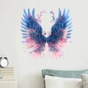 Dettaglio dell'adesivo murale con ali di piume rosa e blu e tralci di fiori per la camera