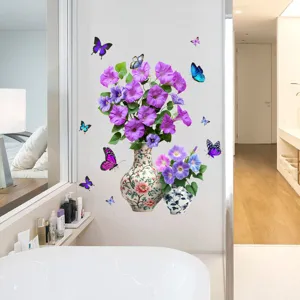 Decoratieve muursticker met paarse bloemen in keramische vazen en kleurrijke vlinders set