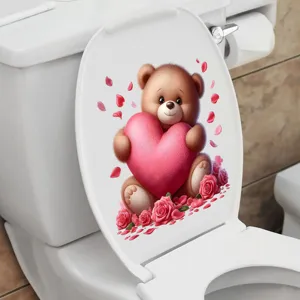 Detailweergave van een waterdichte Valentijnsdag-beersticker op een wit toiletdeksel.