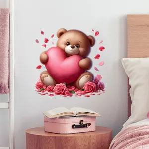 Schattige teddybeer met roze hart muursticker decoratie in een gezellige slaapkamer.