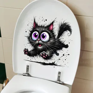 Lustiger flauschiger schwarzer Katzenaufkleber auf einem weißen Toilettendeckel Detail