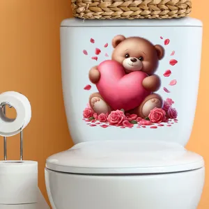 Detail van een schattige teddybeer sticker met roze hart op een witte wc-stortbak