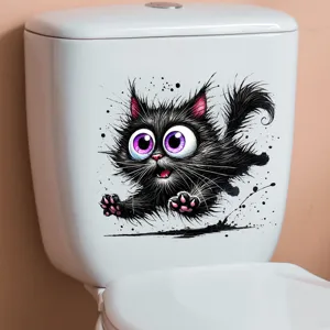 Detailansicht eines lustigen wasserdichten schwarzen Katzenaufklebers auf einem WC