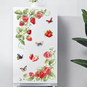Gedetailleerde weergave van realistische aardbei- en vlinderstickers op een koelkast