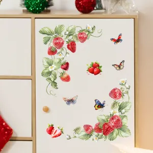 Gedetailleerd weergave van aquarel aardbei en vlinder muurstickers op een kastdeur