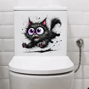 Nahaufnahme eines lustigen schwarzen Katzenaufklebers auf einem weißen Toilettenspülkasten