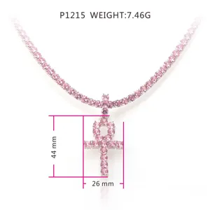 Dettaglio della collana con ciondolo Ankh in zircone rosa con dimensioni 44mm x 26mm