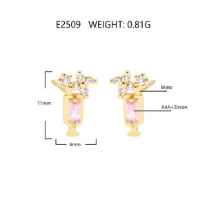 Detaillierte Ansicht der Messingstecker mit rosa Zirkon und floralen Designformen