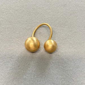 Anillo moderno de oro mate con doble bola y un diseño minimalista de estilo nicho