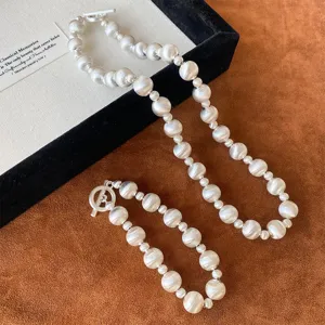 Vista detallada de collar y pulsera de cuentas de plata cepillada con cierre de palanca