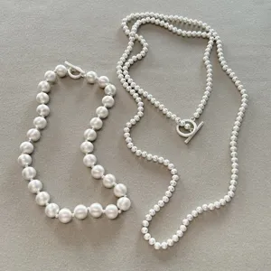 Detalle de collares de cuentas de plata cepillada con bolas mate y cierres de barra T.