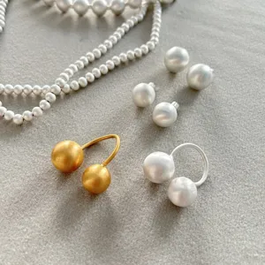 Primer plano de anillos de bolas de oro y plata cepillados con textura mate