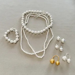 Detalle del conjunto de joyas de plata cepillada con collares y anillos mates