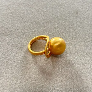 Primer plano detallado de un anillo de oro cepillado con una gran esfera de acabado mate