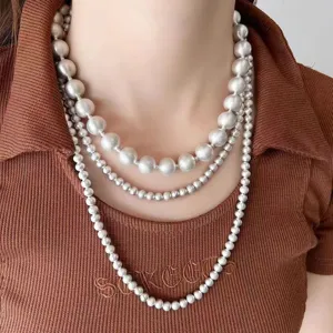 Elegante collar de tres capas con cuentas de plata mate de diseño minimalista
