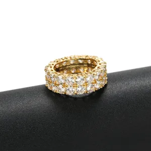 Detailopname van dubbele rij zirkonia eeuwigheidsring met 18k gouden afwerking
