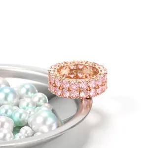 Macro-detail van elegante dubbellaagse eeuwigheidsring met roze zirkonia en gouden plating