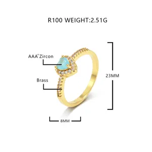 Detailansicht eines herzförmigen blauen Zirkonia-Rings mit Messing-Spezifikationen