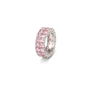 Macrodetail van een elegante ring met dubbele rij roze zirkonia en een zilveren afwerking