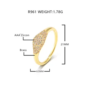 Detailansicht eines modischen Messingrings mit herzförmigem AAA+ Zirkonia-Besatz und Maßen