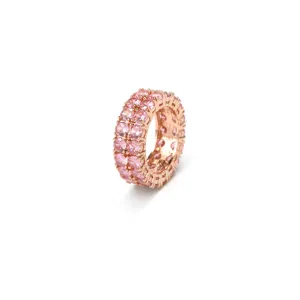 Detailweergave van de 18k roségoud vergulde ring met twee rijen roze zirkonia stenen